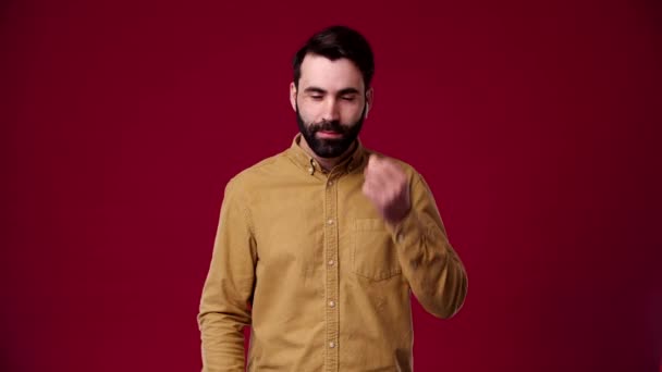 Hombre Pone Los Auriculares Enciende Música Comienza Bailar Barbudo Pelo — Vídeo de stock