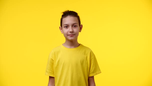 Drengen Ser Kameraet Blinker Han Klædt Gul Shirt Med Langt – Stock-video