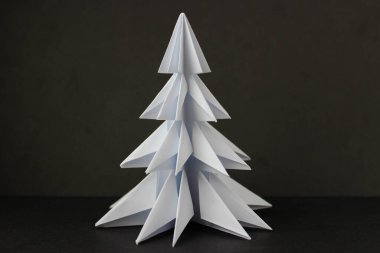 Siyah arkaplanda Origami beyaz ağacı