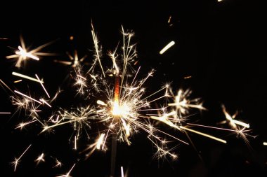 Siyah arkaplanda kıvılcımlar