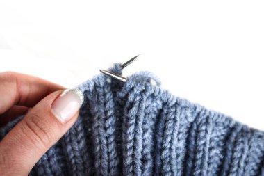 Şırıngayla örgü örme süreci. Metni ya da arkaplanı kolayca değiştirebileceğiniz beyaz arkaplan