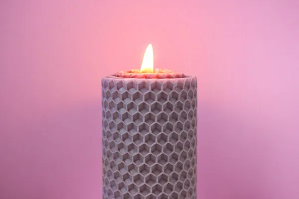 ピンクの背景にワックスキャンドルを燃焼 クリスマスのコンセプト — ストック写真