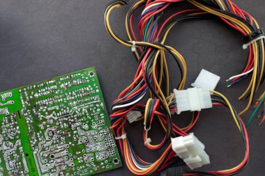 Masaüstü bilgisayarından çok renkli kablolar. Eski tahta, bozuk bir cihazın parçası. Elektronik atık