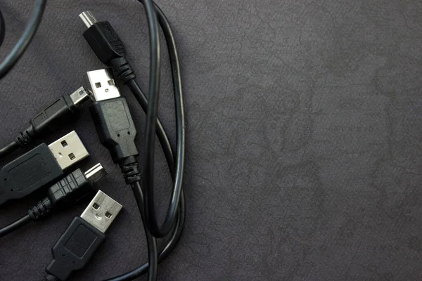 Close Usb Und Mini Usb Kabel Auf Schwarzem Hintergrund Mit — Stockfoto