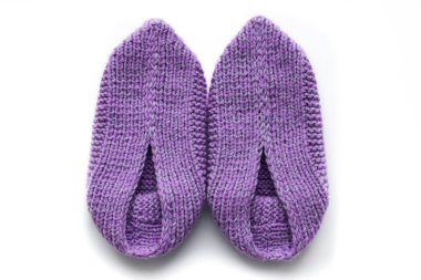 El yapımı, pembe terlikler. Beyaz arkaplana kolayca metin ya da arkaplan değiştirebilirsiniz