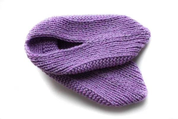 Beyaz arkaplanda el yapımı pembe terlikler var.