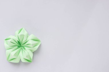Tek yeşil origami çiçekli pankart. Tasarımınız için boşluk ile