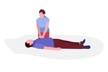 İlk yardım. Kız, sokak kardiyopulmoner resüsitasyonunda düşen bir adamı canlandırıyor. Yaralı bir insanın hayatını kurtarmak.