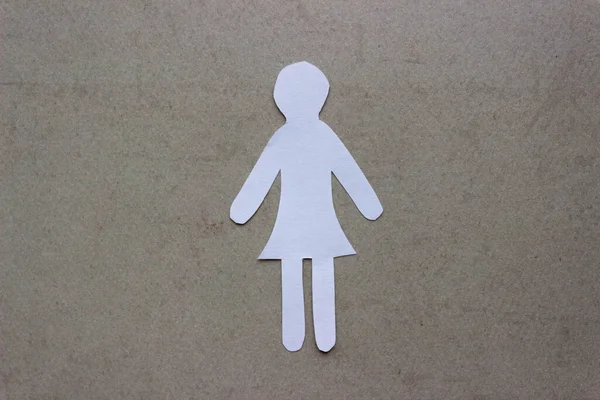 Sylwetka Kobiety Białym Papierze Pocięta Ręcznie Środku Zdjęcia Beżowym Tle — Zdjęcie stockowe