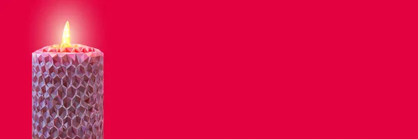 ピンクのポリゴンキャンドル 赤の背景とテキストのための場所とバナー お祝い 休日のためのイラスト — ストック写真