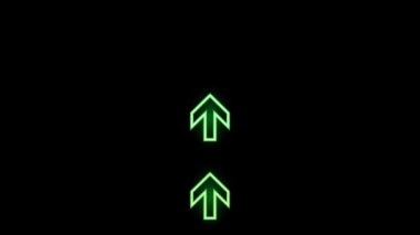 Yeşil neon oklar. Parlak element. Siyah arkaplanda yanıp sönen oklar