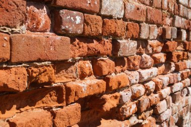 Eski kırmızı terracotta tuğla duvar dokusu, tarihi harabe bina konsepti