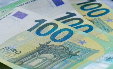 100 Euro 'luk banknot. Para konsepti. Kapat.