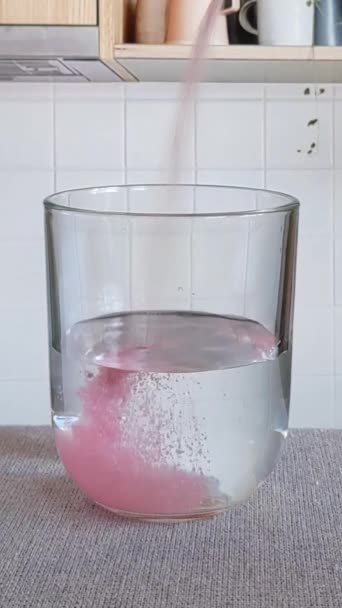 Adicionando Refrigerante Sabor Baga Copo Água Preparando Uma Bebida Vitamina — Vídeo de Stock