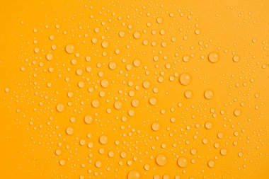 Su damlacıkları güzel sarı bir zemin üzerinde