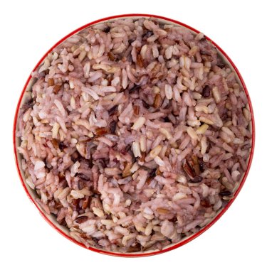 Esmer pirinç. Güzel renk. Taze pişmiş. Beyaz bir kasede, lezzetli görünüyor. Üst görünüm.