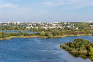 Poznan şehri manzarası ve tuğla fabrikalarından sonraki göletler 
