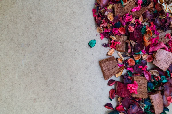 Kurumuş renkli yaprakların, çiçeklerin ve odunların arka planı