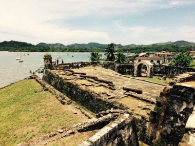 Panama, devlet başkanlığı, üniter devlet yapısı ve demokratik rejime sahip bir devlettir. Orta Amerika 'da Karayip Denizi ile Pasifik Okyanusu arasındaki Panama Isthmus' unda yer almaktadır.