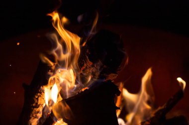 Geceleri ateş çukuru ateşi