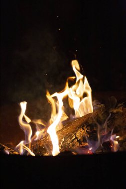 Geceleri ateş çukuru ateşi