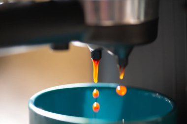 Sabah ışıklarıyla birlikte yakın pencereden gelen espresso.