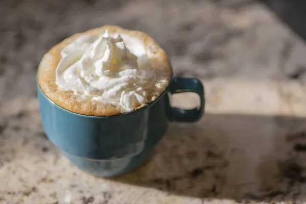 Latte Hangat Hangat Segar Dalam Cangkir Teal — Stok Foto
