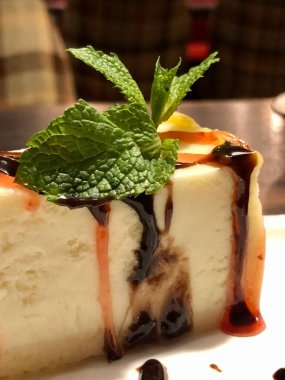 Naneli cheesecake, çilek reçeli ve çikolatalı.