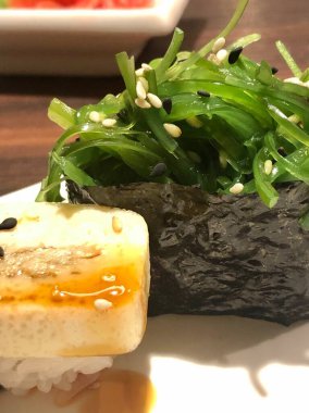 Suşi, Japon omleti ve yosun, dilimle.