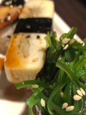 Japon suşisi, chuka salatası ve yumurtalı omlet.