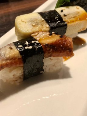 İki Japon suşi yılanbalığı ve yumurtalı omlet seti.