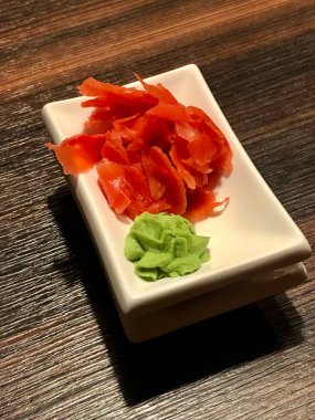 Masada wasabi ve pembe turşulu zencefil.