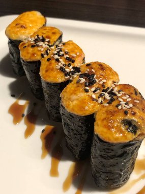 Çapraz Japon restoranında pişmiş suşi.