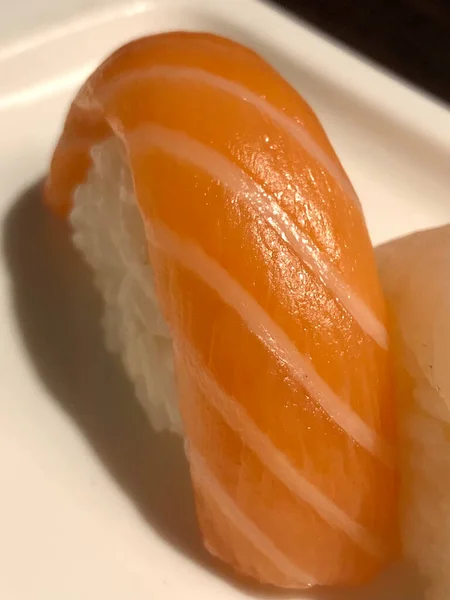 Cozinha Japonesa Sushi Salmão Defumado Close Fatia Sushi Robalo Prato — Fotografia de Stock