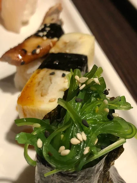 Japansk Sushi Sæt Nori Tang Chuka Salat Omelet Conger - Stock-foto