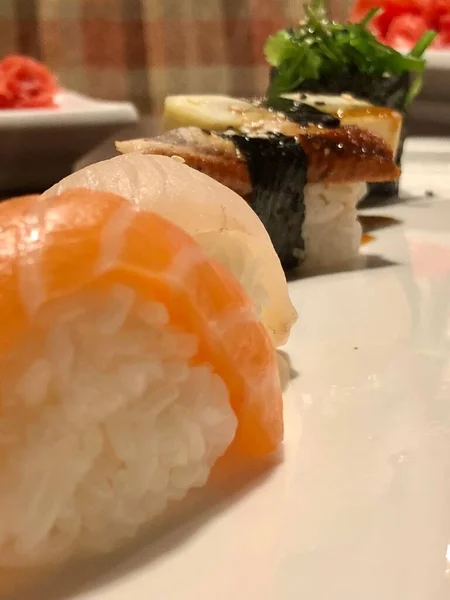 Cozinha Japonesa Conjunto Sushi Variado Salmão Defumado Robalo Enguia Mar — Fotografia de Stock