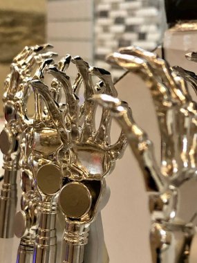 Gümüş plastikten yapılmış, el şeklinde eşyalar.