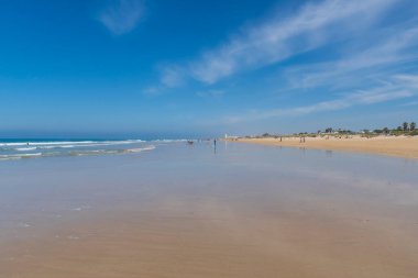 Mavi gökyüzü olan güzel tropikal plaj. plaj arka planı