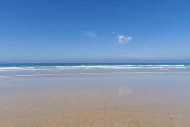 Mavi gökyüzü olan güzel, boş tropikal bir sahil. plaj arka planı