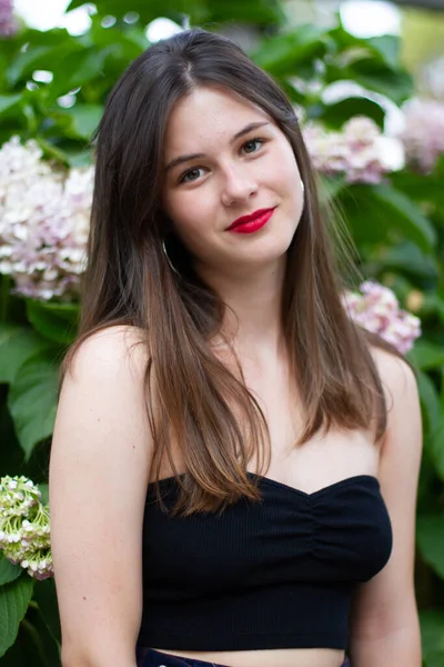 İp tutan ve güvence veren aşağıdaki genç adamdan doğanın kayalık çatısına tırmanan adama.