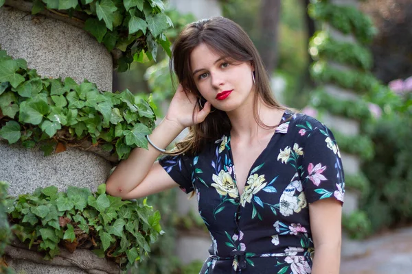 Ung Kvinna Med Stilrena Kläder Poserar Paradisisk Park — Stockfoto