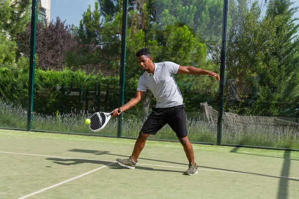 Μαύρος Αθλητής Παίζει Τένις Κουπί — Φωτογραφία Αρχείου