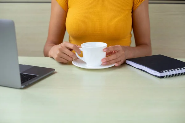 Crop Freelancer Disfrutando Una Bebida Caliente Cafetería —  Fotos de Stock