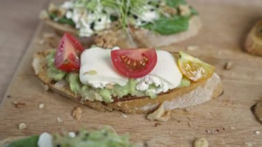 Kızarmış bruschetta sosun üzerine dökülüyor.