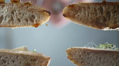 Kızarmış ekmek bruschetta üzerine biber serpiştirilmiş..