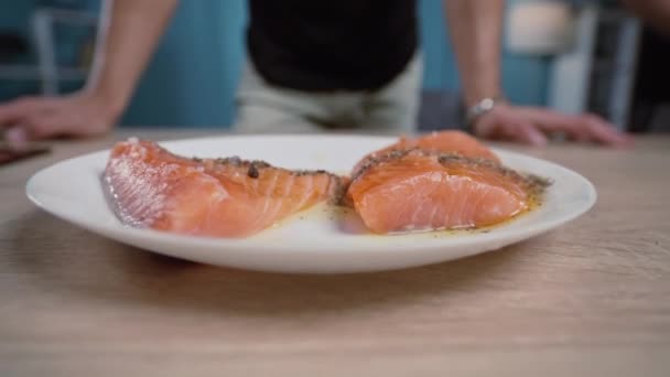 Filete marinado y el tipo en el fondo que cocinó el pescado. — Vídeos de Stock