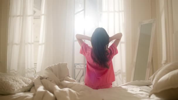 Молодая девушка в спальне на кровати — стоковое видео