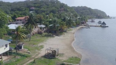 Roatan Adası 'nın havadan görüntüsü. 