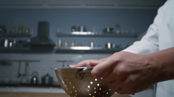 Chef tosses cherry tomatoes in a colander. Tomatoes fly in slow motion — Stock Video