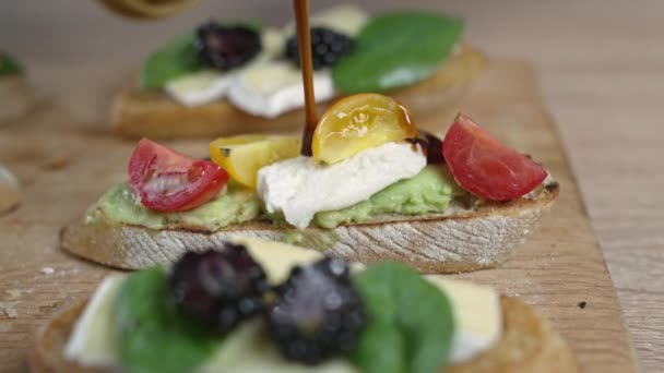 Wegetariańska bruschetta z pomidorami wiśniowymi, awokado i mozzarellą — Wideo stockowe